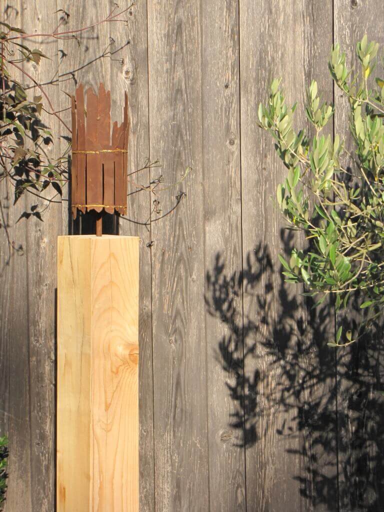 Holzsäule mit Standfuß und wilder Edelrost Fackel Angels Garden