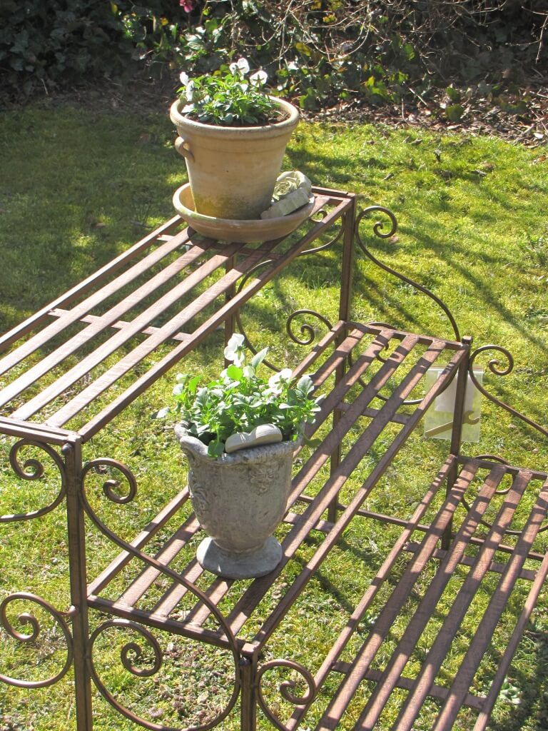 Blumentreppe aus Metall in Rostoptik Angels Garden