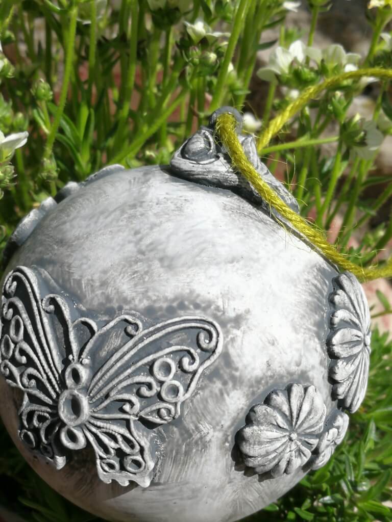 Shabby Dekokugel mit Schmetterlingen, grau - Angels Garden Dekoshop