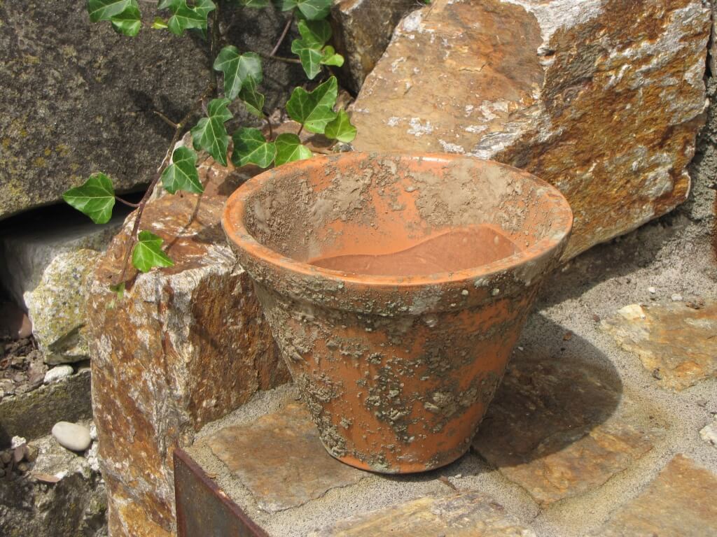 Terracotta Pflanzkübel mit Loch zum Bepflanzen Angels Garden