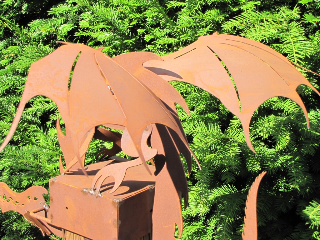 Magic Dragon aus Edelrost inkl. Holzbalken - Angels Garden Dekoshop