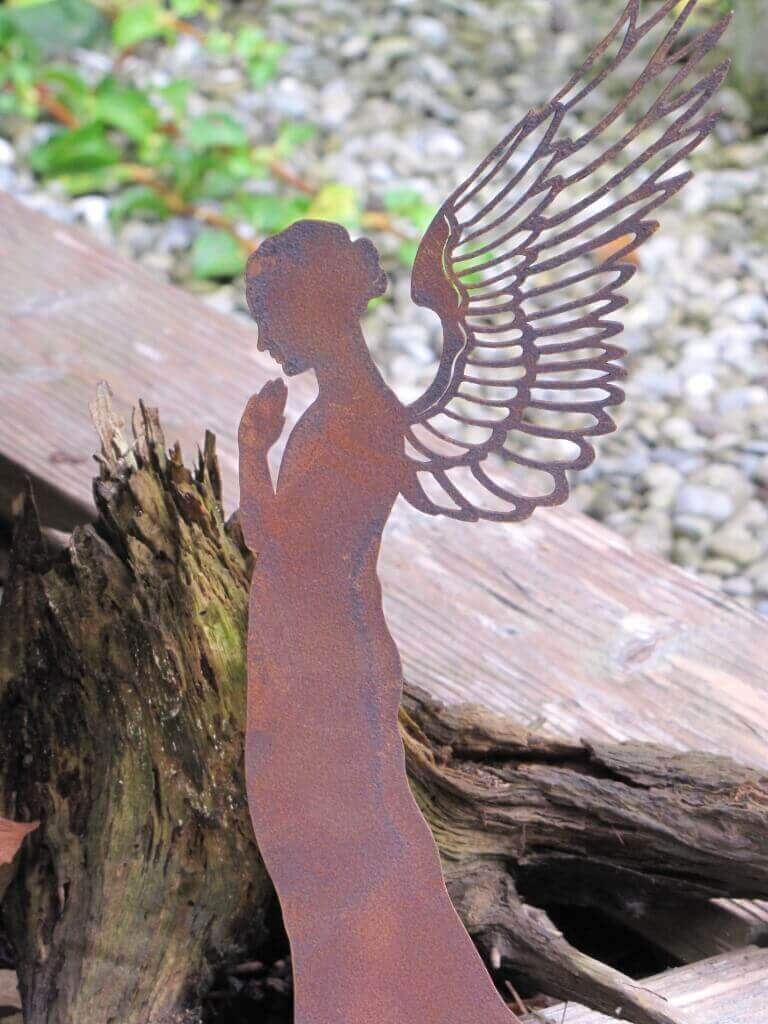 Edelrost Engel Santine – 80 Cm Hohe Engelsfigur Aus Metall Mit Rostpatina, Auf Metalltablett