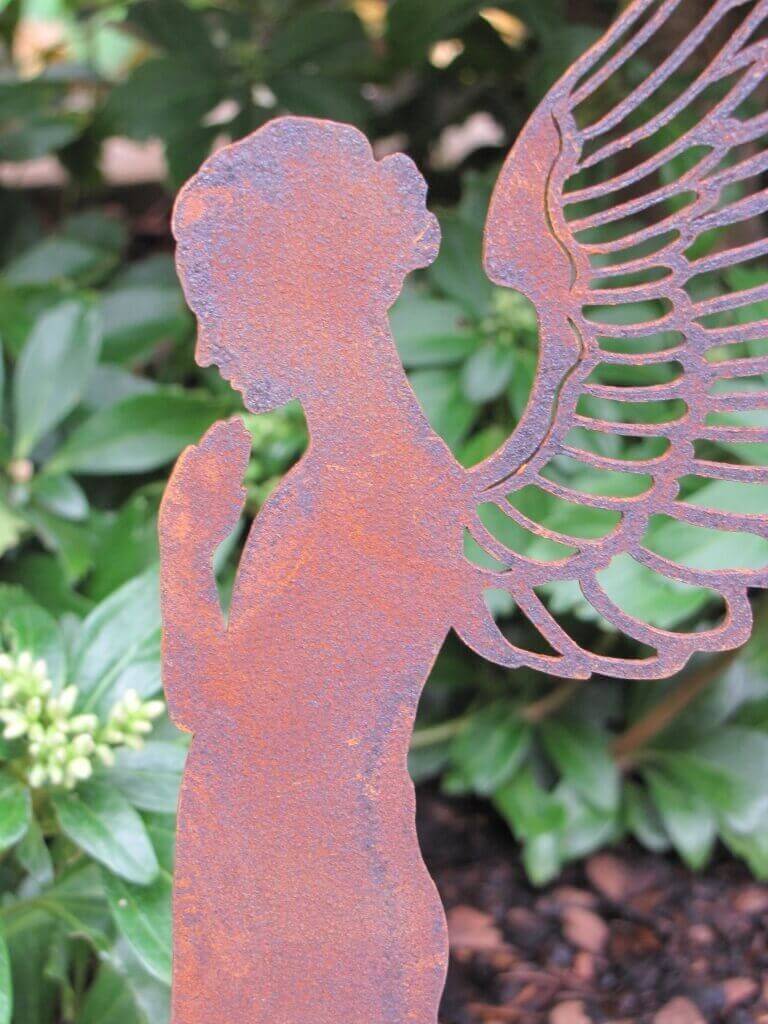 Edelrost Engel Santine – 80 Cm Hohe Engelsfigur Aus Metall Mit Rostpatina, Auf Metalltablett