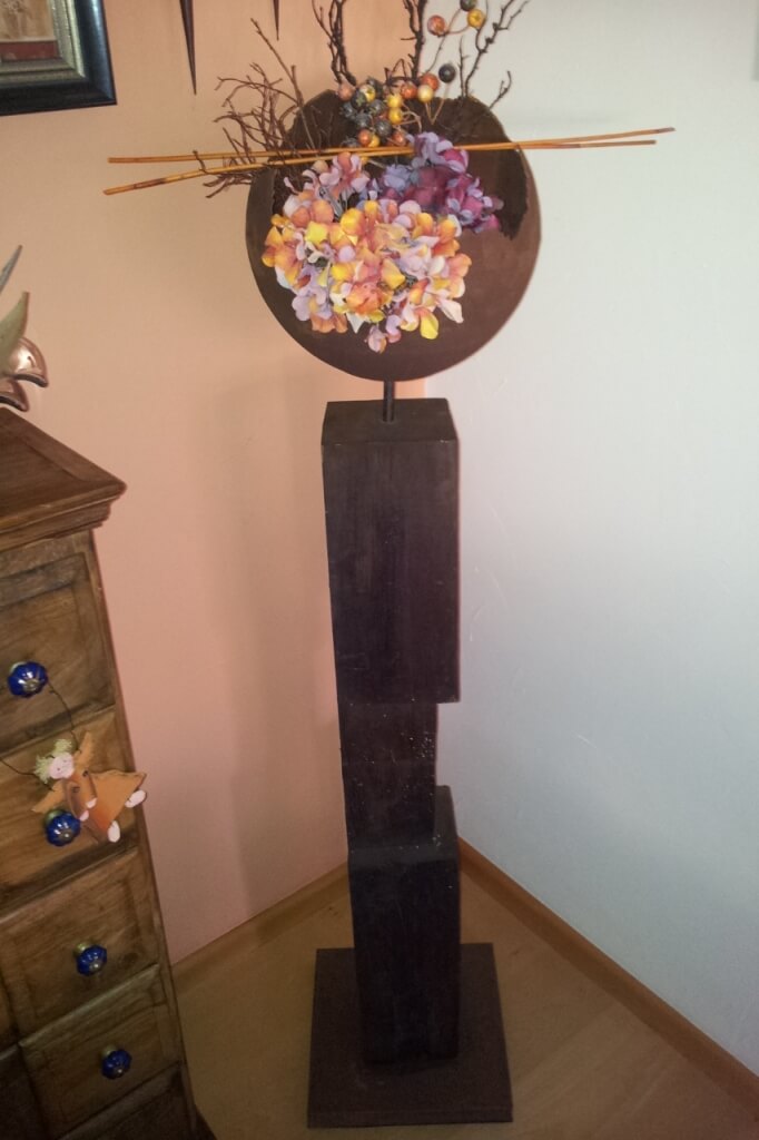 Holz säule mit kugelvase aus edelrost angels garden dekoshop Deko alten holzbalken