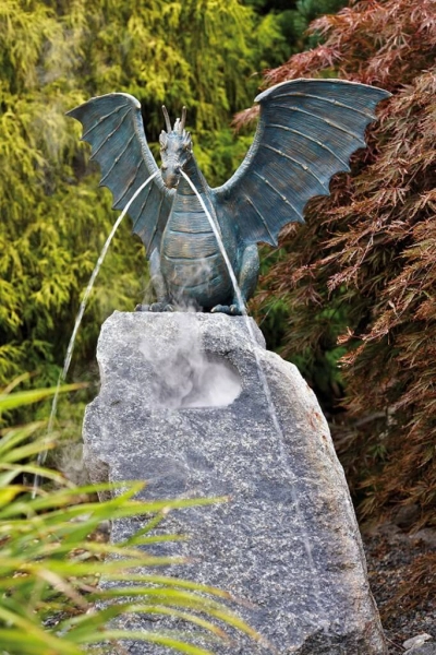 Bronzeskulptur Drache Saphira, wasserspeiend Bronzeskulptur Drache Saphira, wasserspeiend