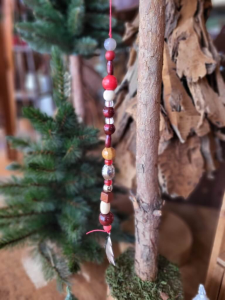 Weihnachtshänger Holz-Rot, mit silbernem Baum