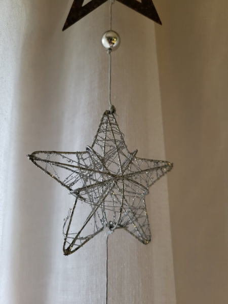 Weihnachtshänger mit filigranem Silberstern und Kugel
