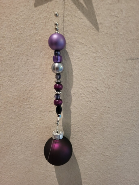 Weihnachtshänger Violett-Silber mit Kugel und Roststernen