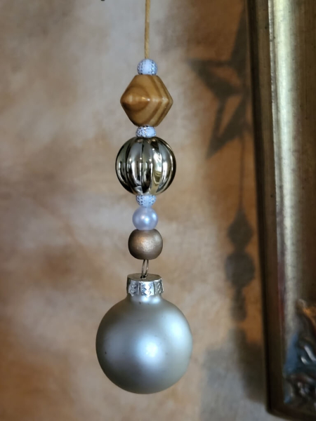 Weihnachtshänger Gold, mit Kugel und Roststernen