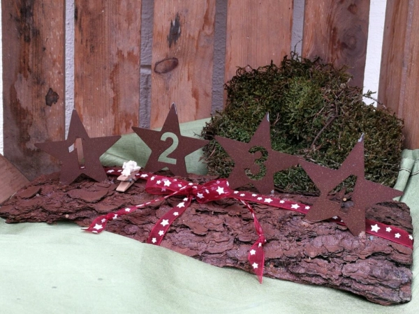 Edelrost-Adventsziffern auf Rindenstück