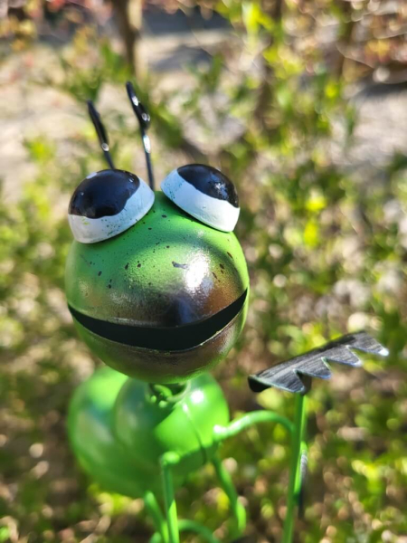 Gartenstecker Ameise mit Rechen, grün