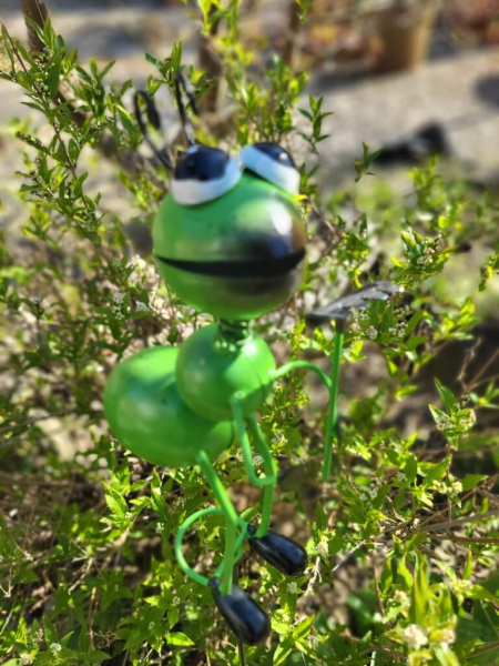 Gartenstecker Ameise mit Rechen, grün
