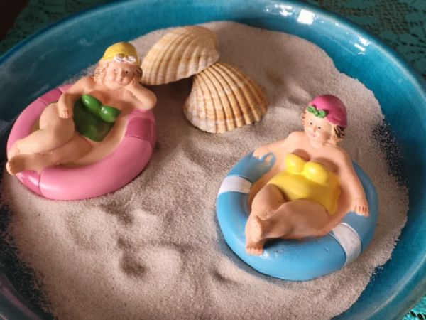 Polyresin Dekofigur Freibad, rosa Schlauchboot