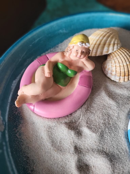 Polyresin Dekofigur Freibad, rosa Schlauchboot