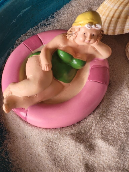 Polyresin Dekofigur Freibad, rosa Schlauchboot