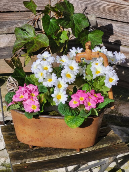 Pflanzwanne mit Wasserhahn, braun rustikal