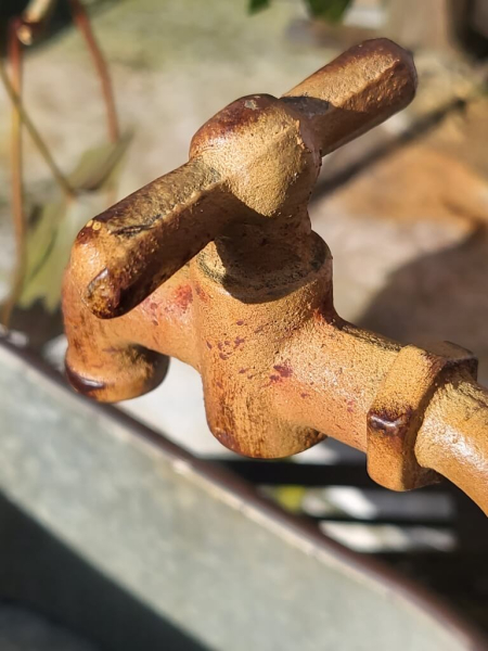 Pflanzwanne mit Wasserhahn, braun rustikal