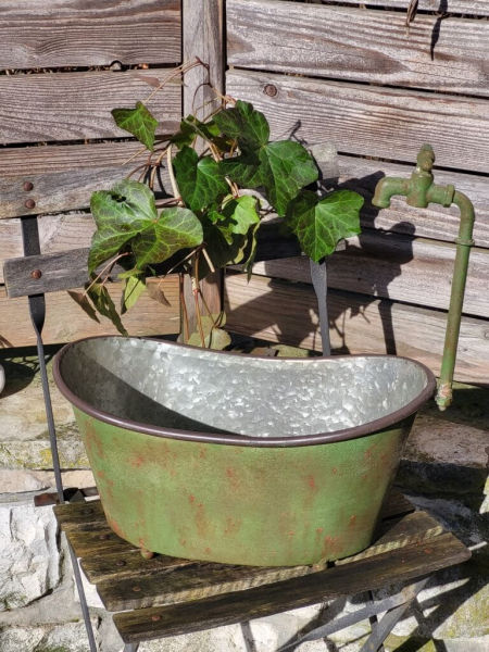 Pflanzwanne mit Wasserhahn, grün rustikal