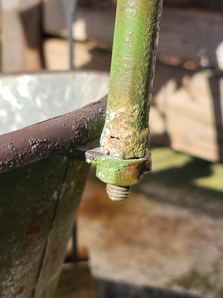Pflanzwanne mit Wasserhahn, grün rustikal