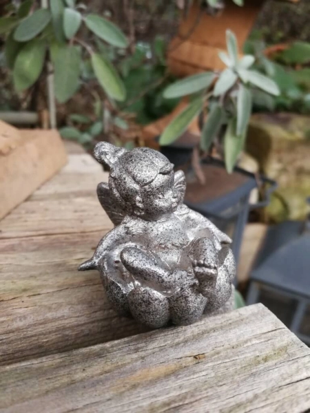 Gartenstecker Elfenkind liegend, aus Resin