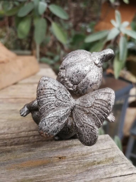 Gartenstecker Elfenkind liegend, aus Resin