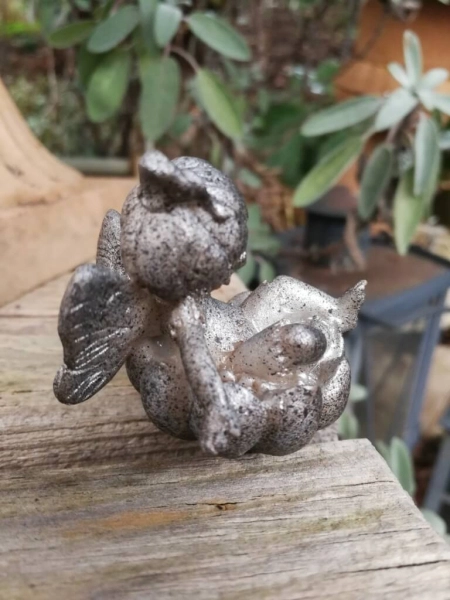 Gartenstecker Elfenkind liegend, aus Resin