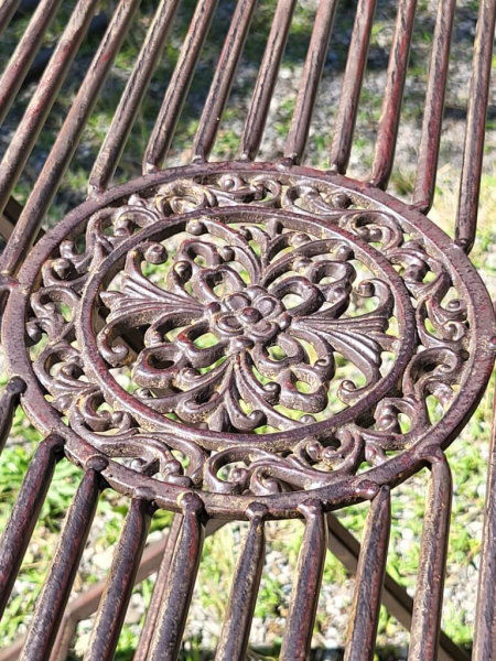 Beistelltisch oval, mit Gusseisenelement