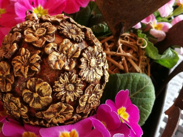 Blüten-Kugel im Rostlook mit Goldakzenten