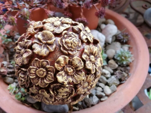 Blüten-Kugel im Rostlook mit Goldakzenten