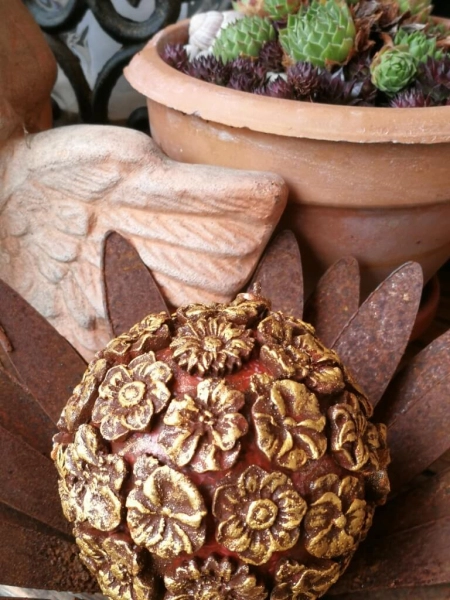 Blüten-Kugel im Rostlook mit Goldakzenten