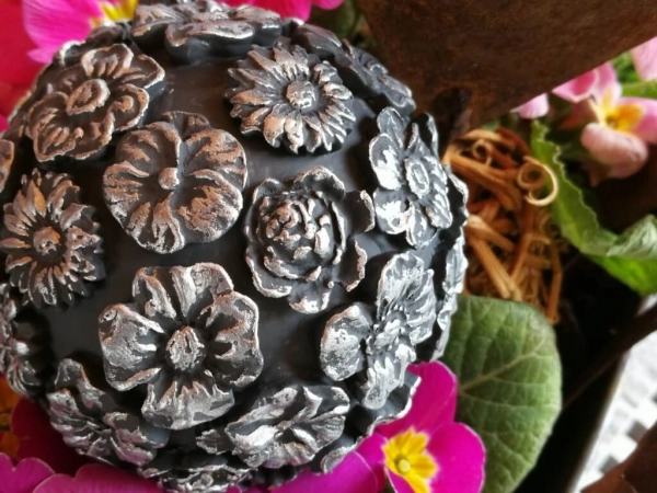 Blüten-Kugel im Stahllook mit Silberakzenten