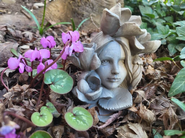 Blumenkind Alpenveilchen aus Resin