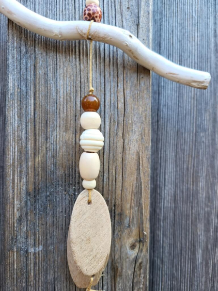 Boho-Hänger Modell D, Treibholz, Federn, Holzscheiben