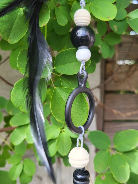 Boho-Hänger Modell B schwarz-weiß, Treibholz, schwarze Federn