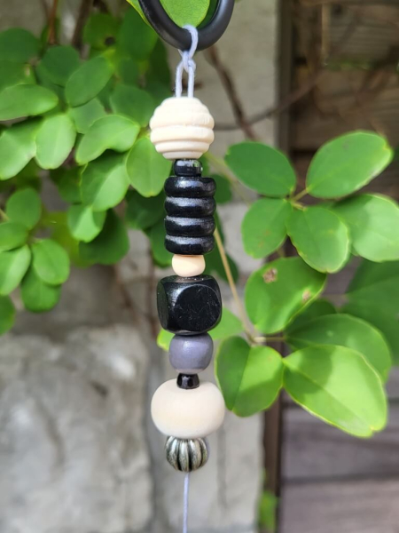 Boho-Hänger Modell B schwarz-weiß, Treibholz, schwarze Federn