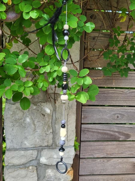 Boho-Hänger Modell B schwarz-weiß, Treibholz, schwarze Federn