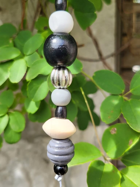 Boho-Hänger Modell B schwarz-weiß, Treibholz, schwarze Federn