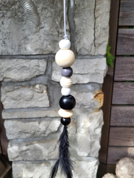 Boho-Hänger Modell C, schwarz-weiß, Treibholz, schwarze Federn