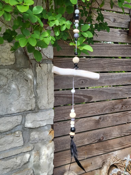 Boho-Hänger Modell C, schwarz-weiß, Treibholz, schwarze Federn