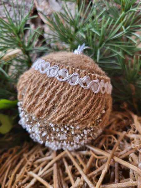 Boho Christbaumkugel Padma, mit Perlen und brauner Jute