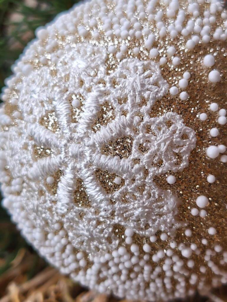 Boho Christbaumkugel Sahira, mit Schneeflockenspitze