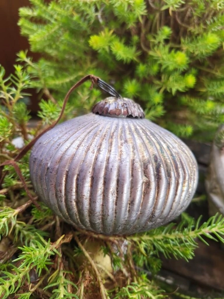 Christbaumkugel Athrios Rillen, groß, grau-braun, matt