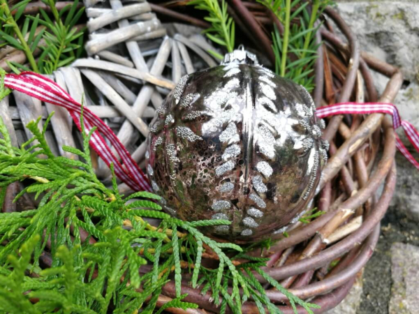 Christbaumkugel Cosmata Blumenornament, grau