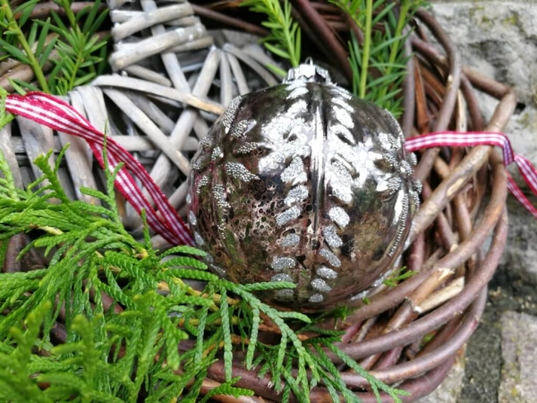 Christbaumkugel Cosmata Blumenornament, grau