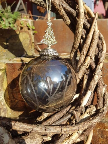 Christbaumkugel Yalena grau mit Tannenbaum