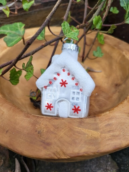 Christbaumkugel Haus Nellas, weiß mit Flocke