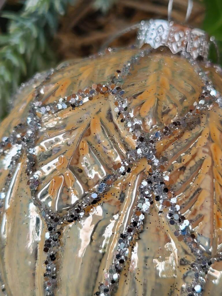Christbaumkugel Pompös, Blattrand oben, creme-silber