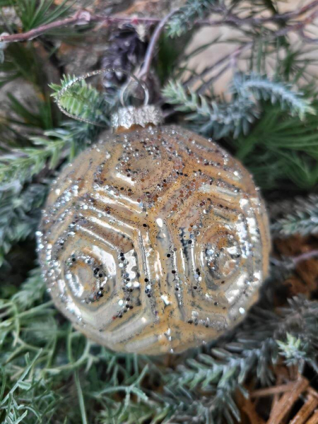 Christbaumkugel Pompös, Sechseck creme opak mit Silberglitzer