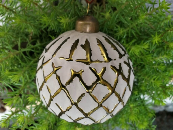Christbaumkugel Mailo Sei Raute oben Streifen, creme-gold