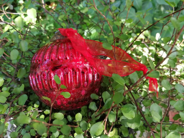 Christbaumkugel Streifenmuster, weinrot